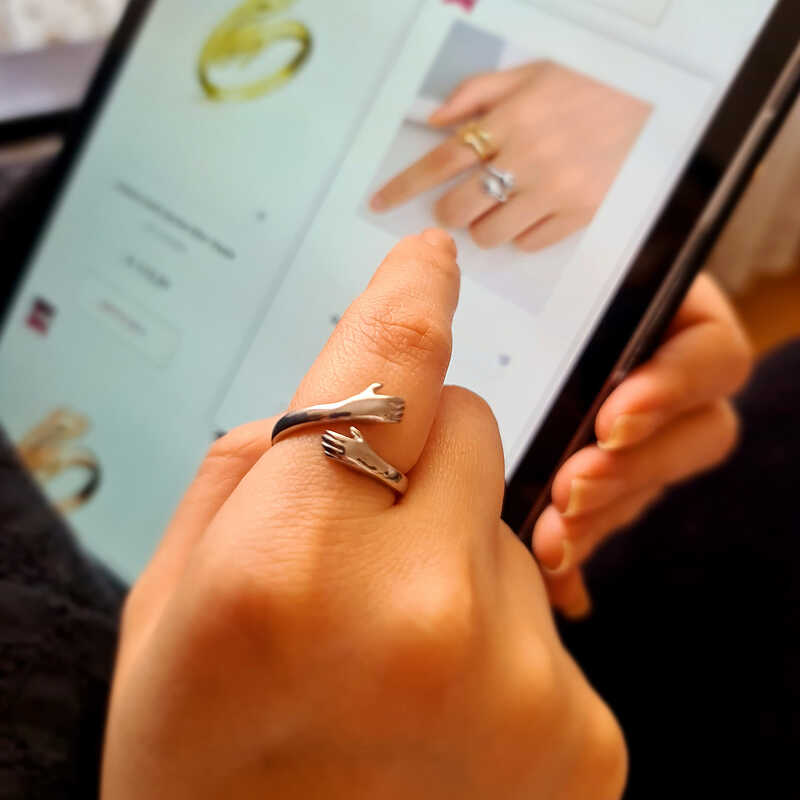 Gümüş Sarılan Eller Yüzük