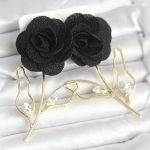 Pirinç Gold Renk Siyah Gül Model Kadın Küpe