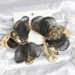 Pirinç Gold Renk Siyah Tüllü Lotus Kadın Küpe