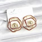 Pirinç Gold Renk Bordo Mineli Geometrik Gül Model Kadın Küpe