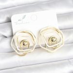 Pirinç Gold Renk Beyaz Mineli Geometrik Gül Model Kadın Küpe