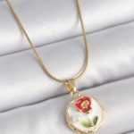 316L Çelik Gold Renk Zincir Beyaz Minimal Çiçek İşlemeli İnci Detay Portre Model Kadın Kolye