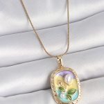 316L Çelik Gold Renk Zincir İncili Çiçek İşlemeli Portre Model Kadın Kolye