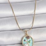 316L Çelik Gold Renk Zincir Mavi Çiçek İşlemeli İnci Detay Portre Model Kadın Kolye