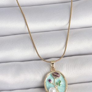 316L Çelik Gold Renk Zincir Mavi Çiçek İşlemeli İnci Detay Portre Model Kadın Kolye