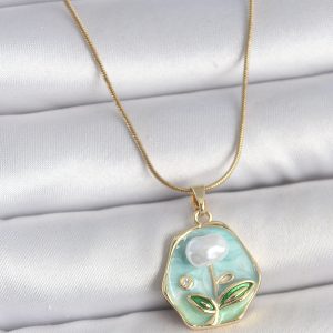 316L Çelik Gold Renk Zincir Mavi Çiçek İşlemeli İnci İşlemeli Portre Model Kadın Kolye