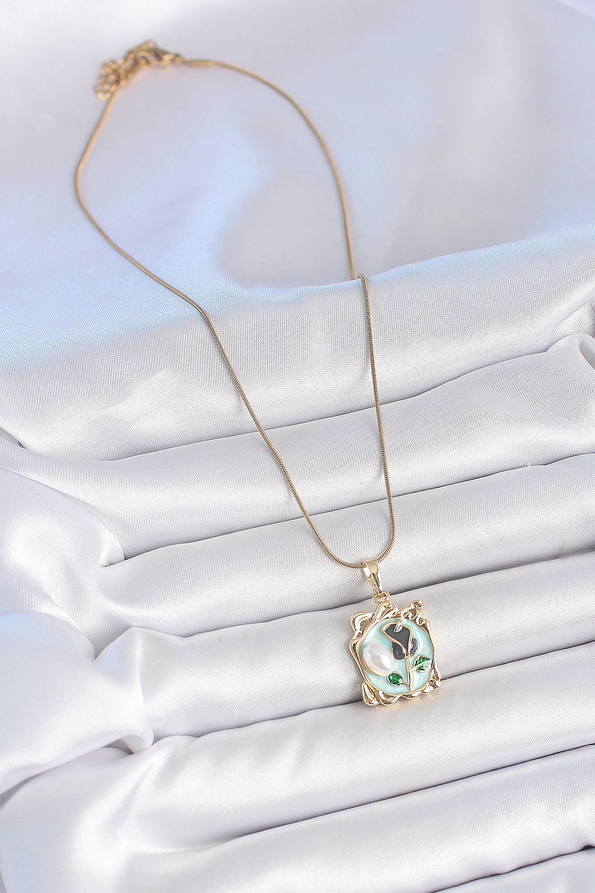 316L Çelik Gold Renk Zincir Mavi Mineli Çiçek İşlemeli İnci Detay Portre Model Kadın Kolye