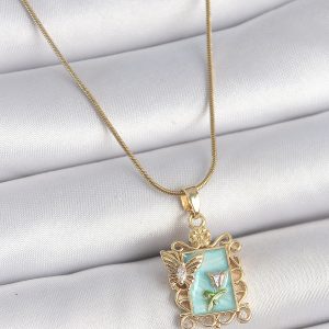 316L Çelik Gold Renk Zincir Mavi Mineli Çiçek İşlemeli Zirkon Taşlı Kelebek Detay Portre Model Kadın Kolye