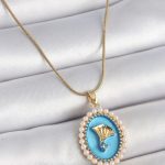 316L Çelik Gold Renk Zincir Mavi Mineli İncili Zirkon Taşlı Çiçek İşlemeli Portre Model Kadın Kolye