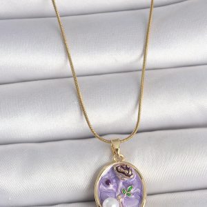 316L Çelik Gold Renk Zincir Mor Çiçek İşlemeli İnci Detay Portre Model Kadın Kolye