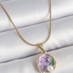 316L Çelik Gold Renk Zincir Mor Çiçek İşlemeli Zirkon Taş İnci Detaylı Minimal Portre Model Kadın Kolye