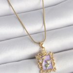 316L Çelik Gold Renk Zincir Mor Mineli Çiçek İşlemeli Zirkon Taşlı Kelebek Detay Portre Model Kadın Kolye