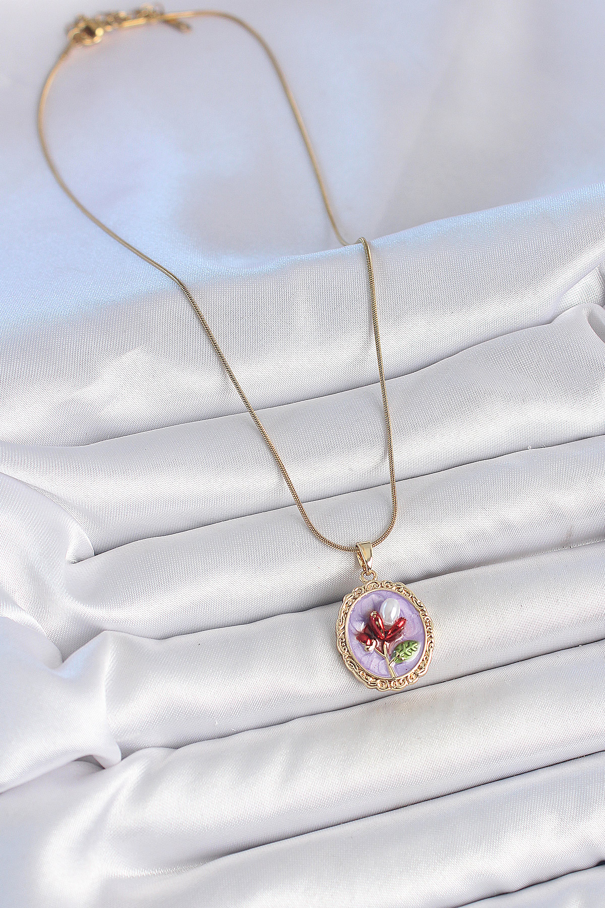 316L Çelik Gold Renk Zincir Mor Mineli İncili Çiçek İşlemeli Portre Model Kadın Kolye
