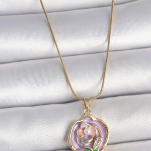 316L Çelik Gold Renk Zincir Mor Renkli Çiçek İşlemeli İnci Detay Portre Model Kadın Kolye