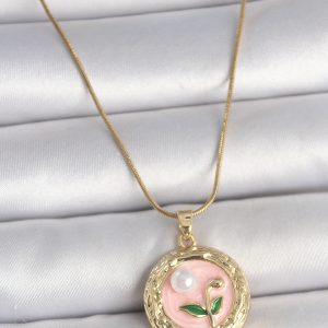 316L Çelik Gold Renk Zincir Pembe Çiçek İşlemeli inci Detay Portre Model Kadın Kolye