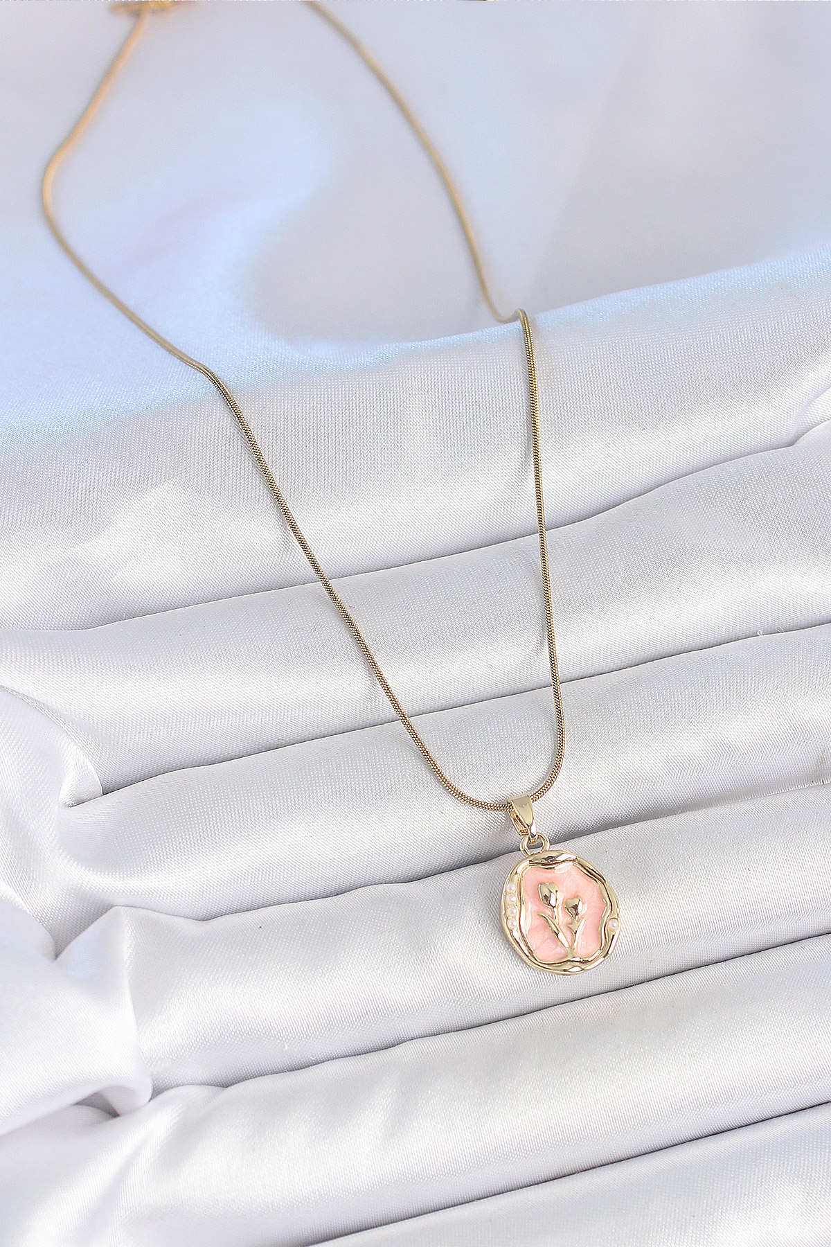 316L Çelik Gold Renk Zincir Pembe Mineli Çiçek İşlemeli Portre Model Kadın Kolye