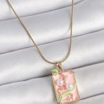 316L Çelik Gold Renk Zincir Pembe Mineli İncli Çiçek İşlemeli Portre Model Kadın Kolye