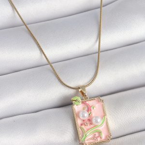 316L Çelik Gold Renk Zincir Pembe Mineli İncli Çiçek İşlemeli Portre Model Kadın Kolye