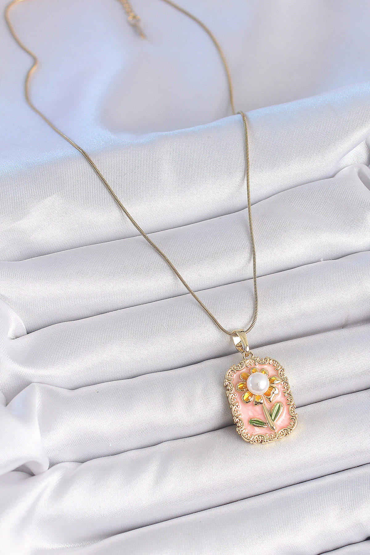 316L Çelik Gold Renk Zincir Pembe Mineli İncli Papatya Model Portre Model Kadın Kolye