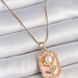 316L Çelik Gold Renk Zincir Pembe Mineli İncli Papatya Model Portre Model Kadın Kolye