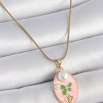 316L Çelik Gold Renk Zincir Pembe Mineli Oval İncili Çiçek İşlemeli Portre Model Kadın Kolye