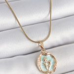 316L Çelik Gold Renk Zincir Turkuaz Mineli Çiçek İşlemeli Portre Model Kadın Kolye