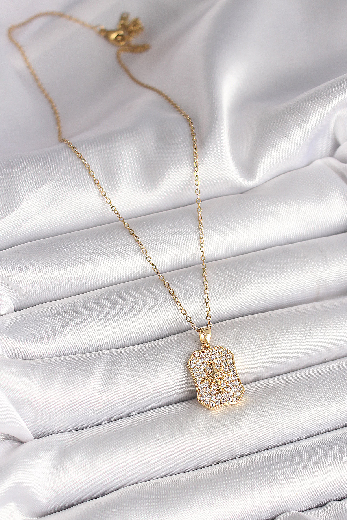 316L Çelik Gold Renk Zincir Zirkon Taşlı Kutup Yıldız İşlemeli Madalyon Model Kadın Kolye