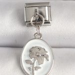 316L Çelik Gümüş Renk Çiçek İşlemeli Beyaz Portre Model Nomination Charm