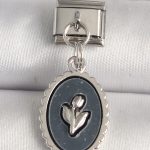 316L Çelik Gümüş Renk Çiçek İşlemeli Siyah Portre Model Nomination Charm