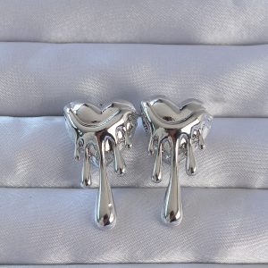 316L Çelik Gümüş Renk Eriyen Kalp Tasarımlı Küpe