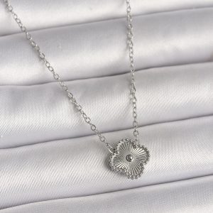 316L Çelik Gümüş Renk İşleme Detaylı Yonca Model Kadın Kolye