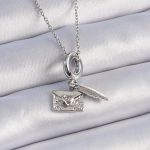 316L Çelik Gümüş Renk Kalp Detay Mektup Figür Charm Model Kadın Kolye