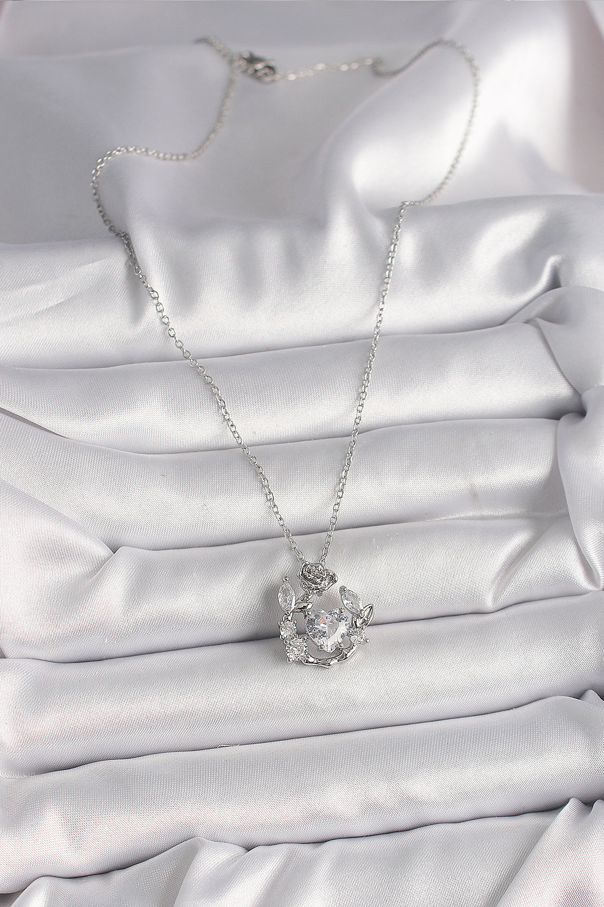 316L Çelik Gümüş Renk Zincir Zirkon Taşlı Kalp Figür Gül Detay Kadın Kolye