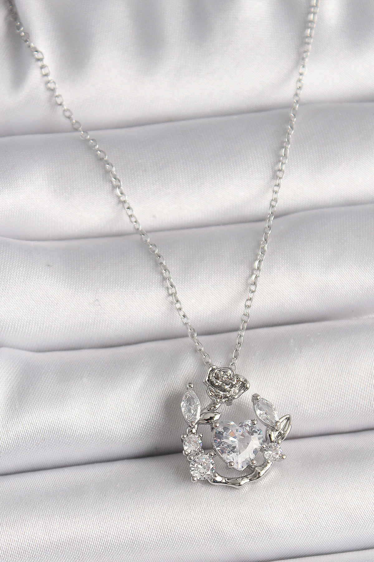 316L Çelik Gümüş Renk Zincir Zirkon Taşlı Kalp Figür Gül Detay Kadın Kolye