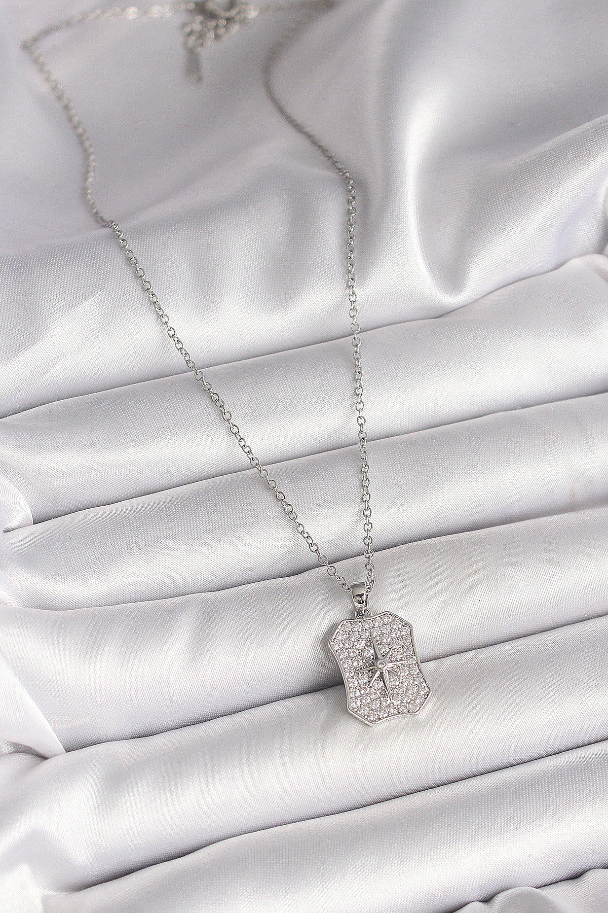 316L Çelik Gümüş Renk Zincir Zirkon Taşlı Kutup Yıldız İşlemeli Madalyon Model Kadın Kolye