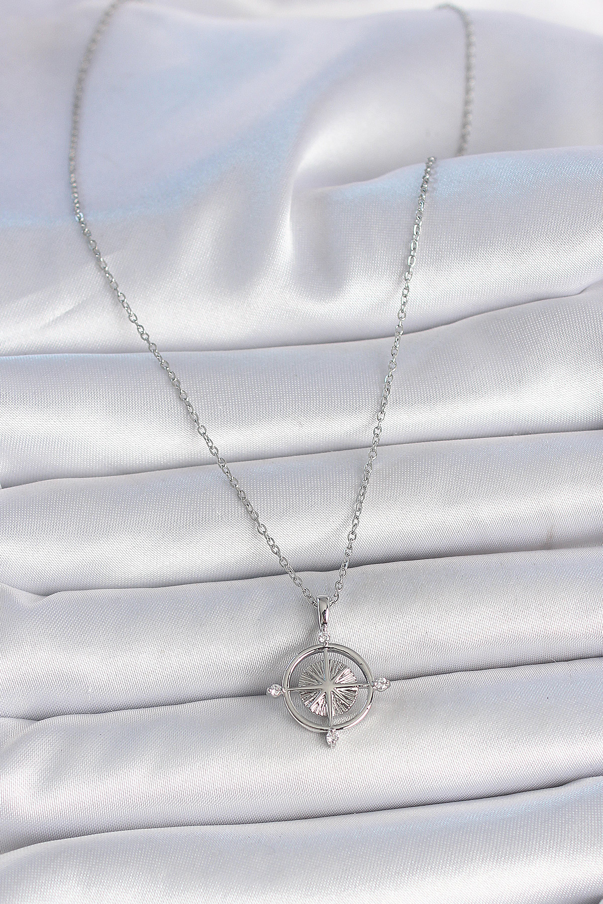 316L Çelik Gümüş Renk Zincir Zirkon Taşlı Pusula Model Kadın Kolye