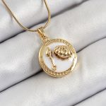 316L Çelik Zincir Beyaz Mineli Sanatsal Portre İstiridye Model Gold Renk Kadın Kolye