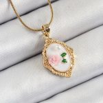 316L Çelik Zincir Beyaz Sanatsal Portre İnci Detaylı Gül Figürlü Model Gold Renk Kadın Kolye