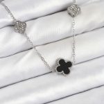 316L Çelik Zincir Gümüş Renk Siyah ve Zirkon Taşlı Yonca Kadın Kolye