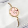 316L Çelik Zincir Pembe Mineli Sanatsal Portre İnci Detaylı Çiçek Model Gold Renk Kadın Bileklik