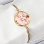 316L Çelik Zincir Pembe Mineli Sanatsal Portre İnci Detaylı Çiçek Model Gold Renk Kadın Bileklik