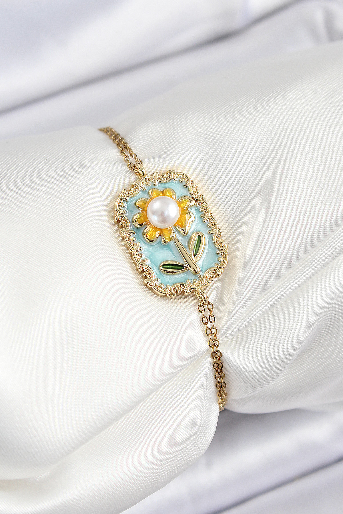316L Çelik Zincir Turkuaz Mineli Sanatsal Portre İnci Detaylı Papatya Model Gold Renk Kadın Bileklik