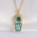 316L Çelik Zincir Zirkon Taşlı Altın Renk Nazarlı Terlik Tasarımlı Kolye