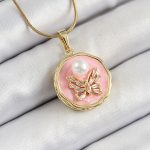 316L Çelik Zincir Zirkon Taşlı Pembe Sanatsal Portre İnci Detaylı Kelebek Model Gold Renk Kadın Kolye