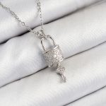 316L Çelik Zirkon Taşlı Kilit Ve Sallantılı Anahtar Model Gümüş Renk Kadın Kolye