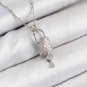 316L Çelik Zirkon Taşlı Kilit Ve Sallantılı Anahtar Model Gümüş Renk Kadın Kolye