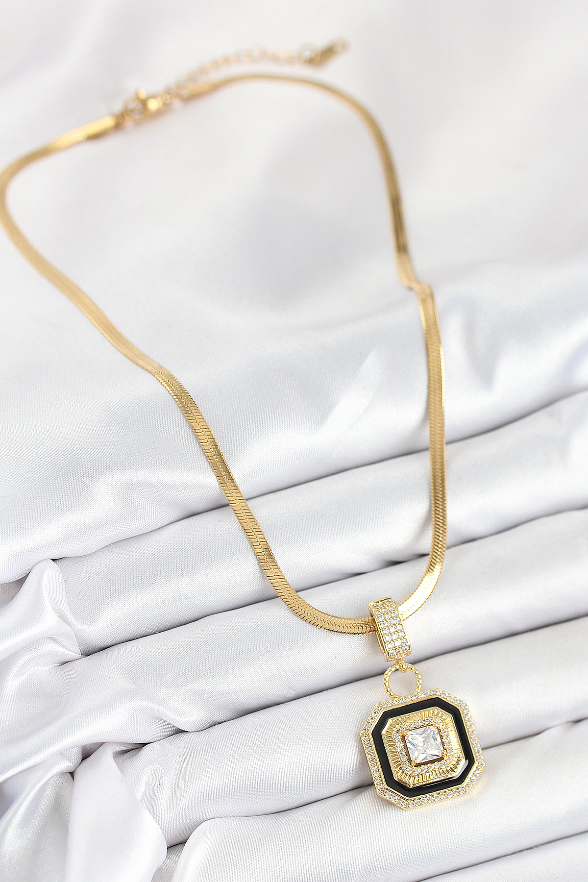 316L Çelik Zirkon Taşlı Siyah Detaylı Baget Model Gold Renk Kadın Kolye