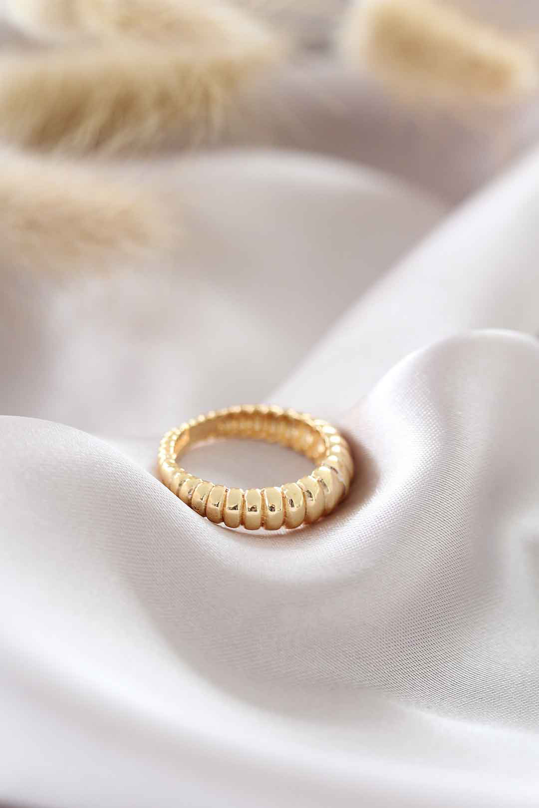 Altın Renk Ayarlamalı Burgu Kadın Yüzük