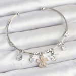 Çiçek ve Kelebek Charmlı Gümüş Renk Pirinç Kadın Bileklik