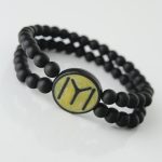Sarı Renkli Metal Üzerine Siyah Kayı Boyu Figürlü Siyah Renk Çift Sıra Doğal Taş Erkek Bileklik